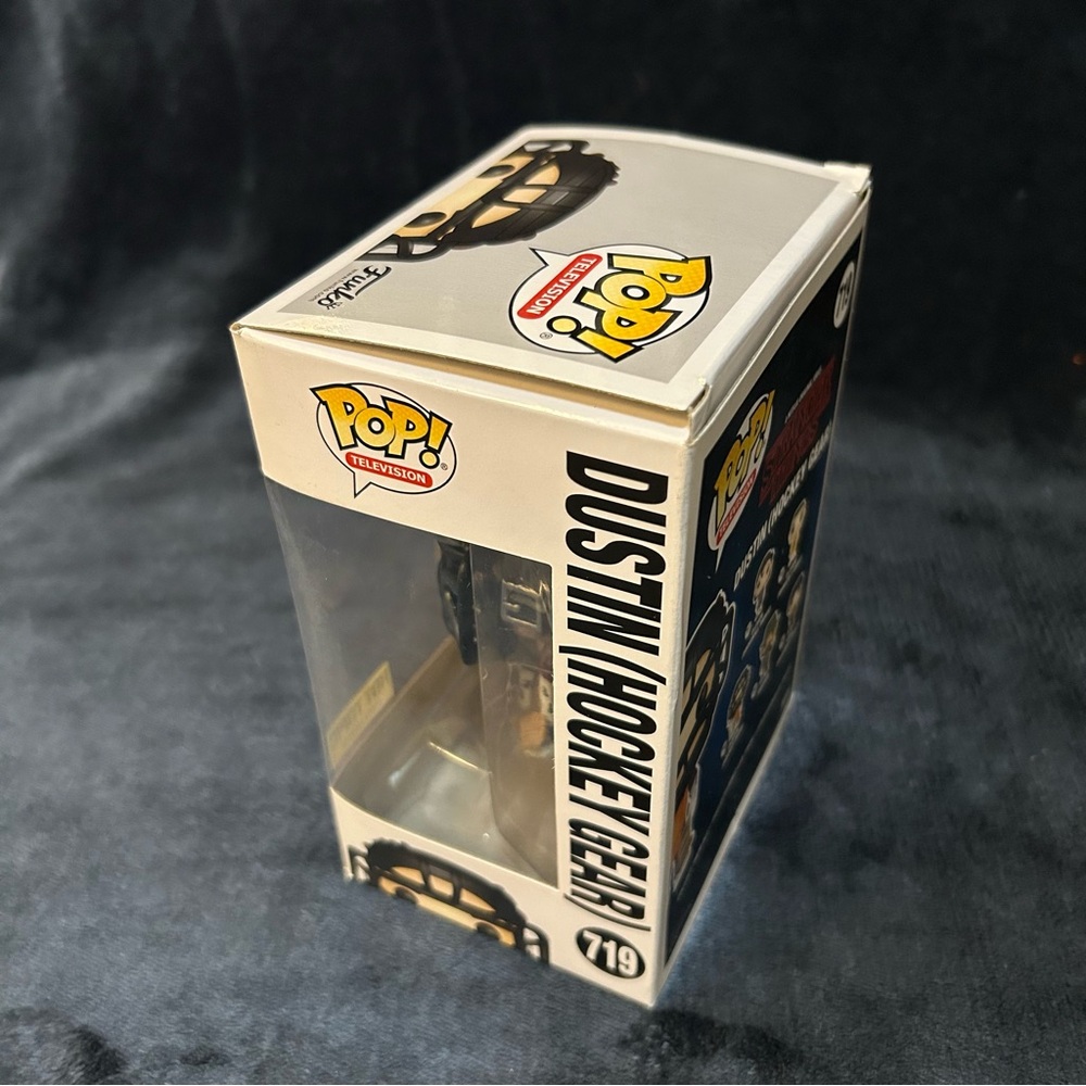 Funko Pop! - Stranger Things 719 - Dustin (Hockey Gear) - Hot Topic Exclusive - Picture 2 of 8